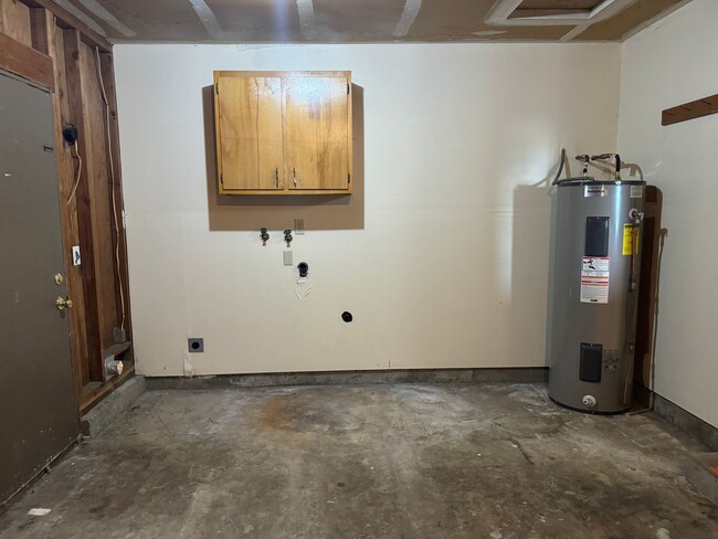 Building Photo - Lovely 2-bedroom/1-bathroom duplex with garage!