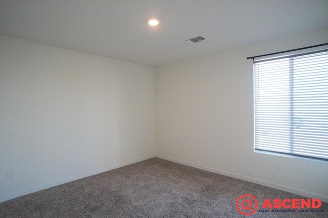 Building Photo - 3 Bedroom Home off Coffee Rd and 7th Stand...