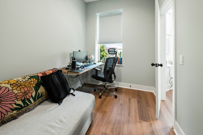 Building Photo - 824 N Maplewood Ave