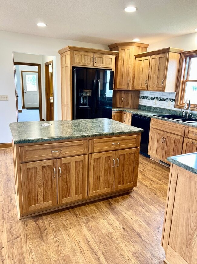Building Photo - NEW LISTING! 3 Bedroom home