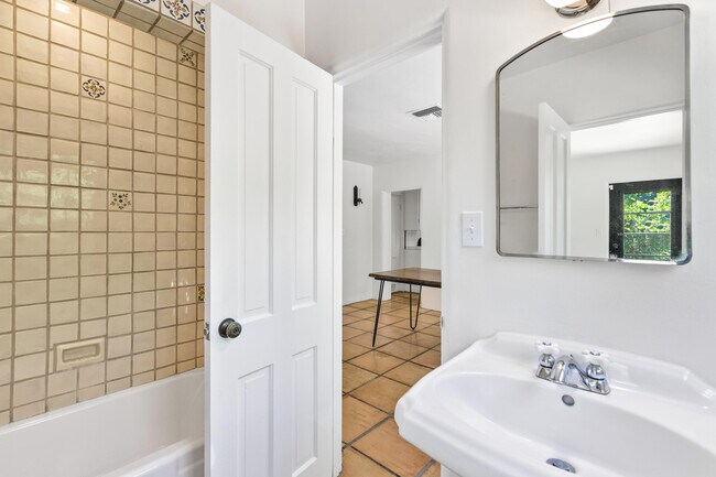 Building Photo - 839 N Avenida Olivos