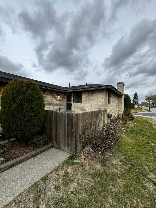 Building Photo - 228 E Crown Ave