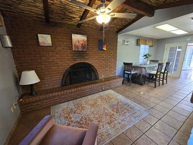 Building Photo - Spacious 3 bedroom/ 2 bath home with R/V parking