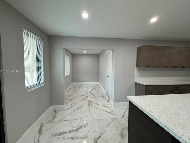 Building Photo - 15011 Coconut Ct