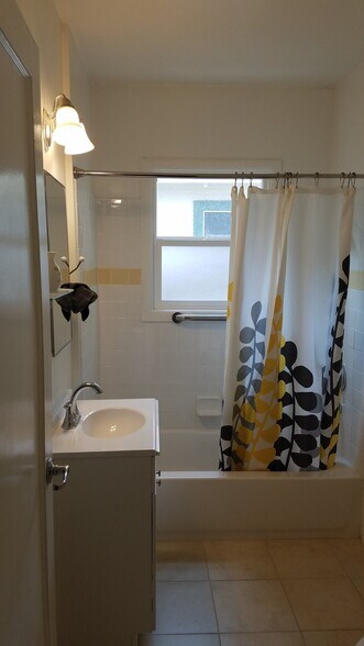 Bathroom Tiled Shower and Tub - 2300 39th St