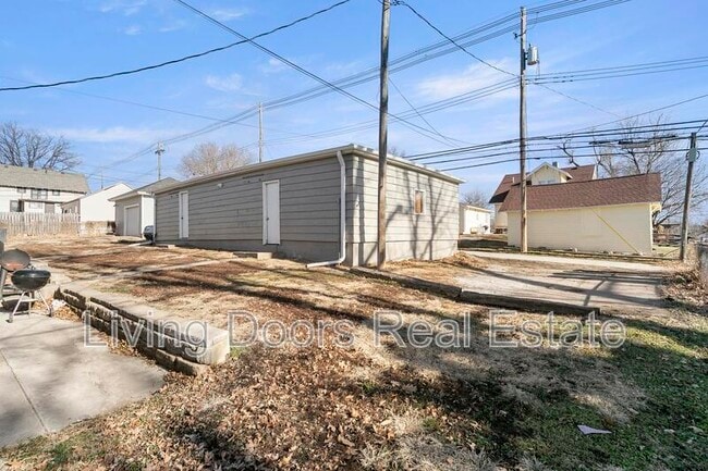 Building Photo - 348 S 5th St