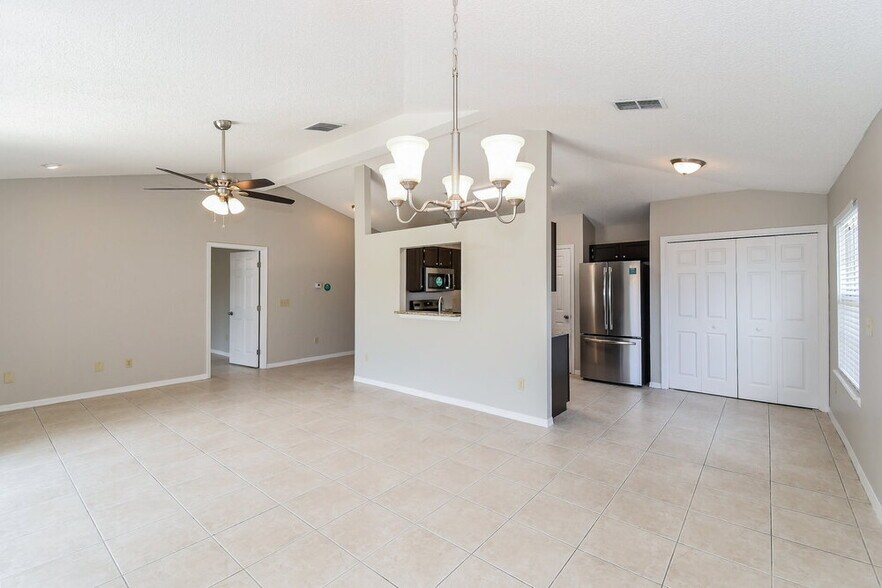 Building Photo - 809 Long Lake Dr