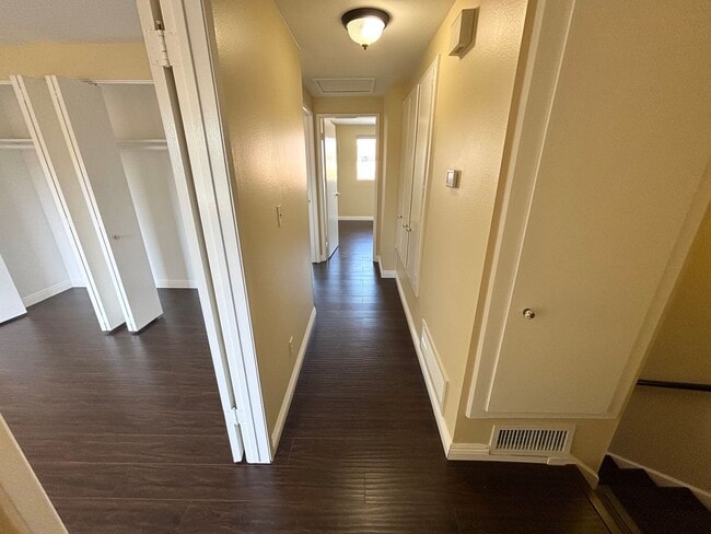 Building Photo - Clean and upgraded 3 bedroom townhouse available in Fountain Valley