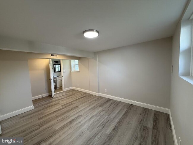Building Photo - 3202 Cambridge Dr