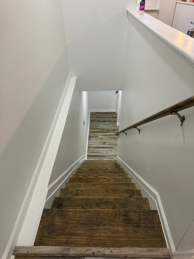 Building Photo - 242 Oakdale Ave