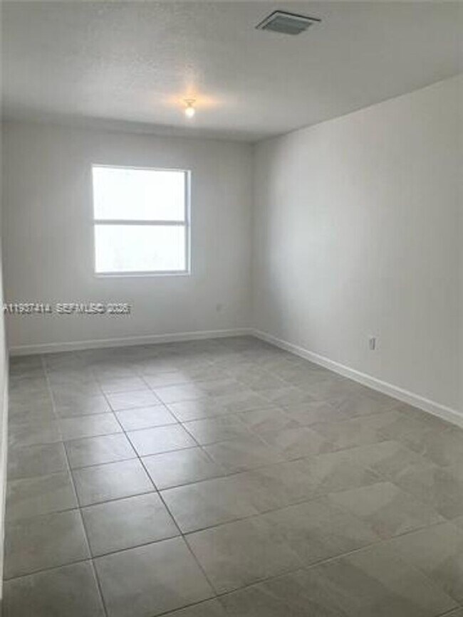 Building Photo - 2422 SE 30th St