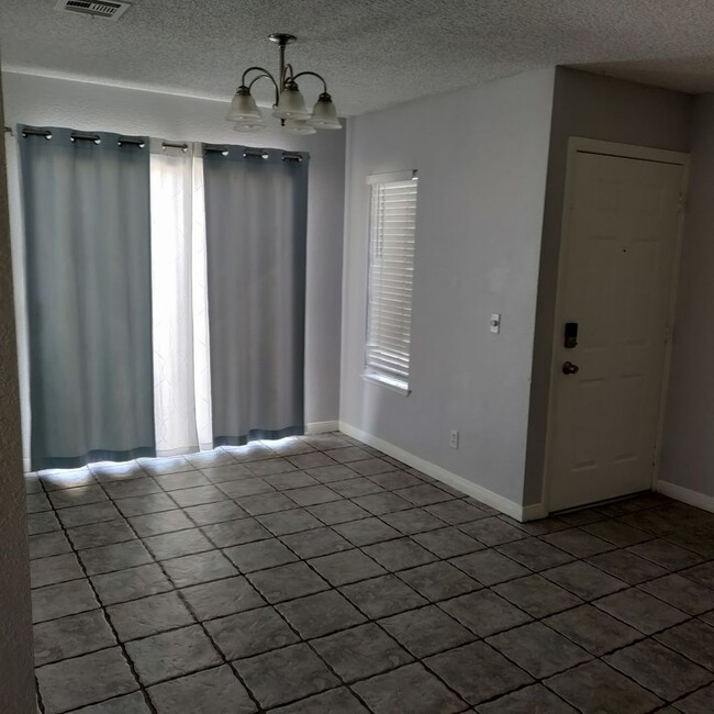 Building Photo - Move-In Ready 3-Bedroom, 2-Bath Single-Fam...