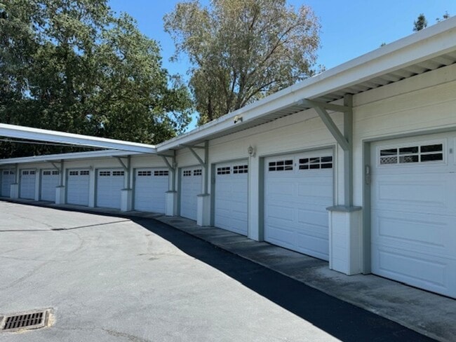 Building Photo - Tri-level townhome in highly desirable Dia...