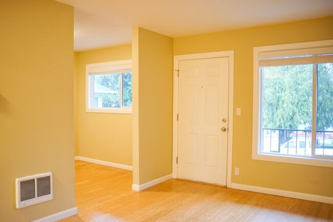 Building Photo - Corner 1-Bed w/ Off-Street Parking!