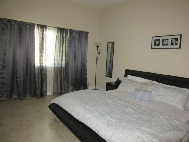 Building Photo - Lovely 3 BR / 2 BA Condo Located In Desira...