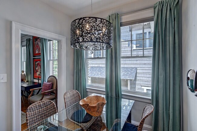 Building Photo - 518 Lamar Ave