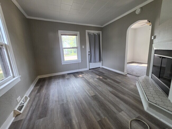 Building Photo - 2 Bedroom, 1 Bathroom Home with Garage Available Now