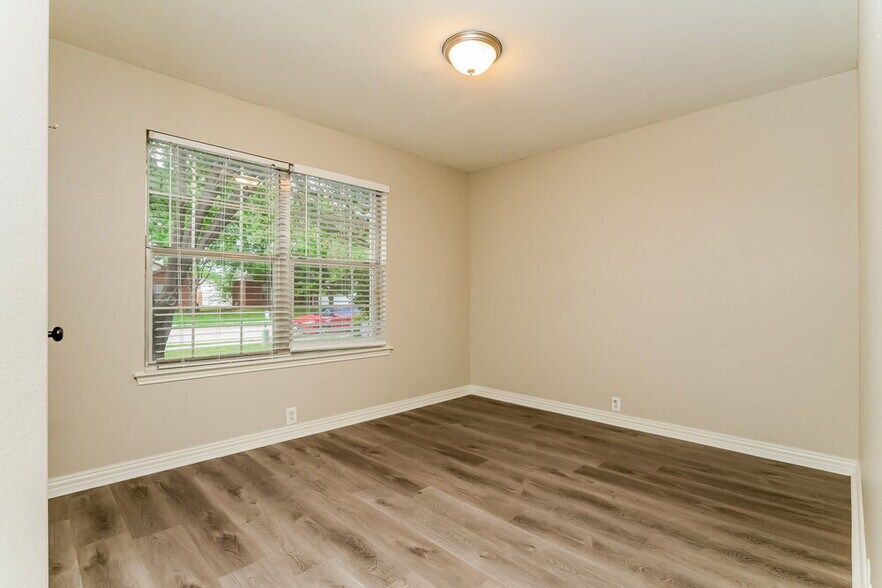 Building Photo - 1001 Springcreek Dr