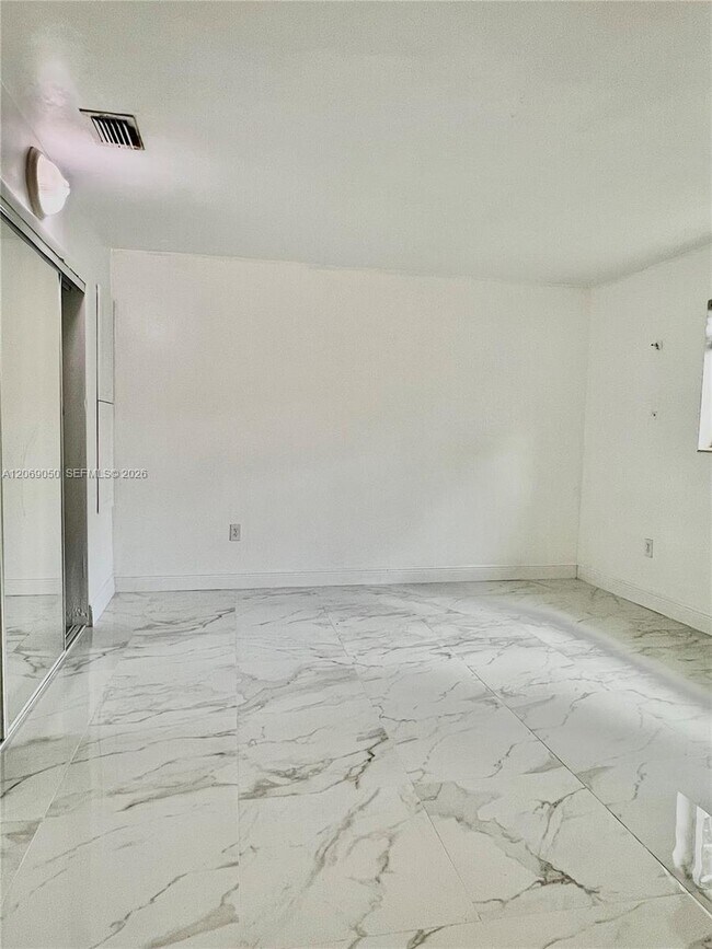 Building Photo - 321 NE 170th St