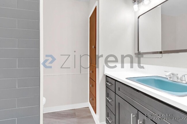 Building Photo - 242 NE 61st Ave