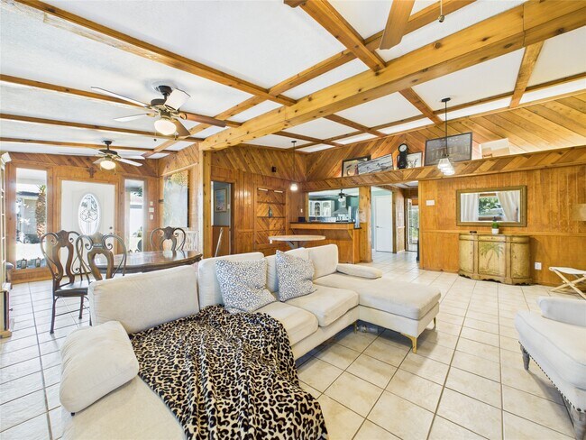 Building Photo - 713 6th St