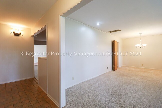 Building Photo - LARGE | 3 Bed | 2 Bath | Midtown Tulsa