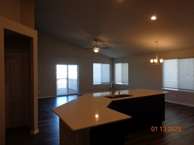 Building Photo - Main level living