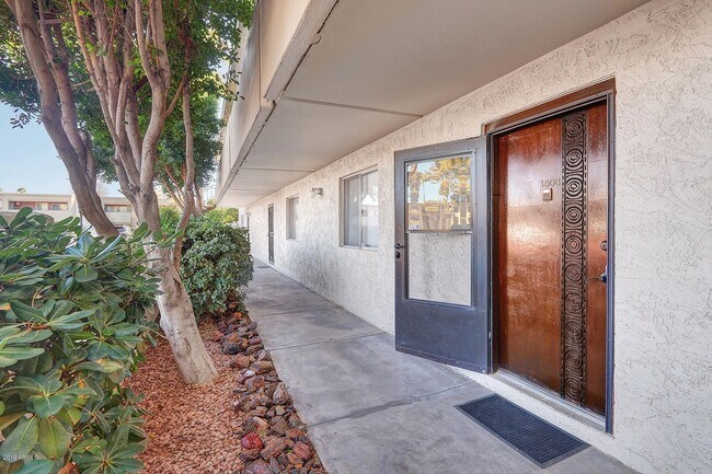 Building Photo - Beautiful 2-bedroom, 2-bathroom home nestled in the vibrant heart of Scottsdale