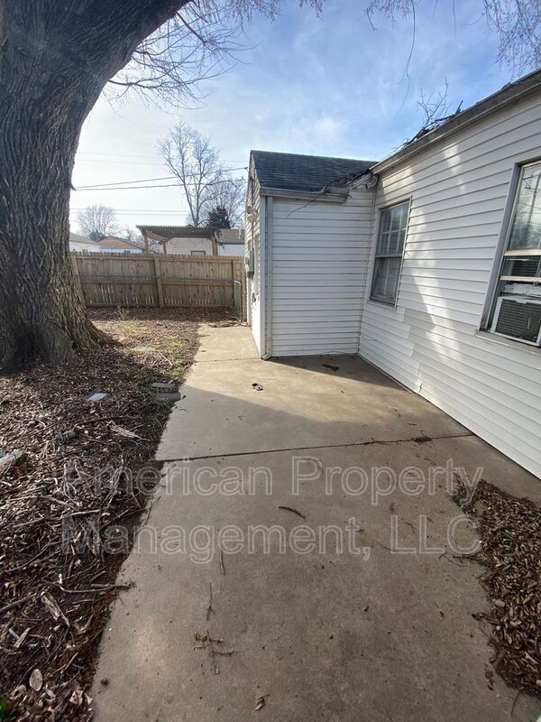 Building Photo - 2808 E 1st Pl