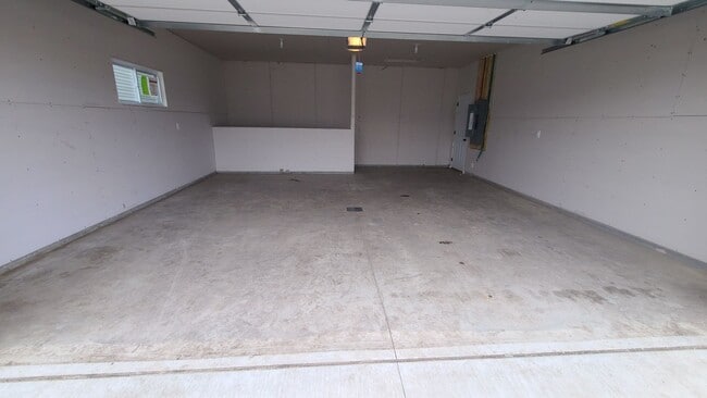Building Photo - Modern 3 Bedroom Home with Garage & Fenced Yard for Rent!