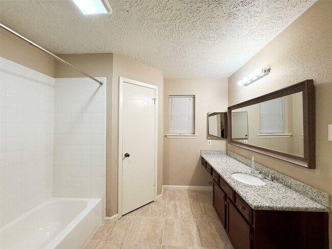 Building Photo - 4923 Kentwalk Dr