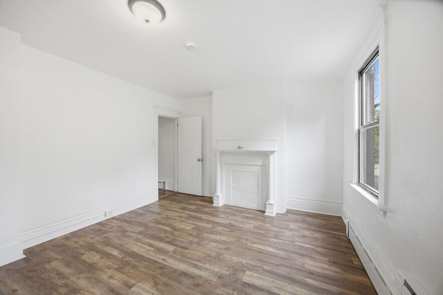 Building Photo - 225 Luray St