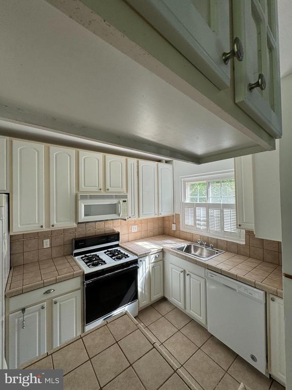 Building Photo - 3212 Valley Dr