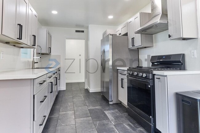 Building Photo - 1410 Central Ave