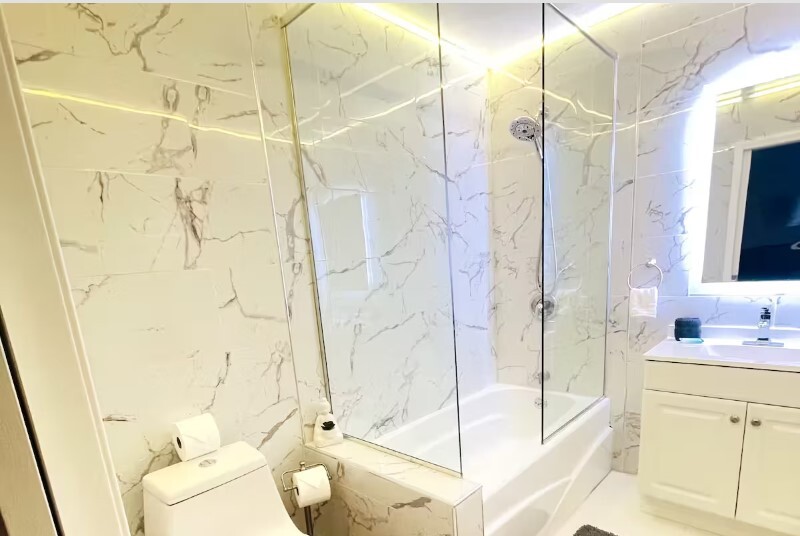 Bathroom 5B - 3160 Belcastro St