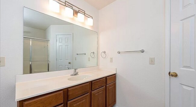 Building Photo - Beautiful 3 Bedroom, 2 Bathroom Home in Ce...