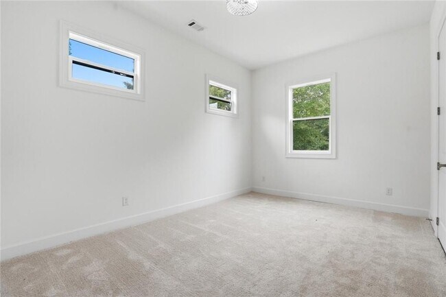 Building Photo - 2415 W Rugby Ave