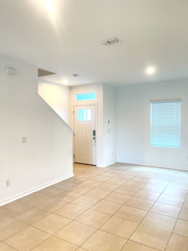 Building Photo - Charming 2-Bed, 2 and half-Bath Townhouse ...