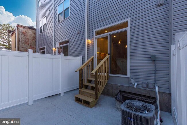 Building Photo - 141 W Huntingdon St