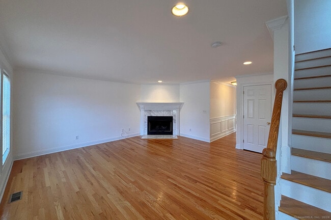 Building Photo - 967 Tunxis Hill Rd