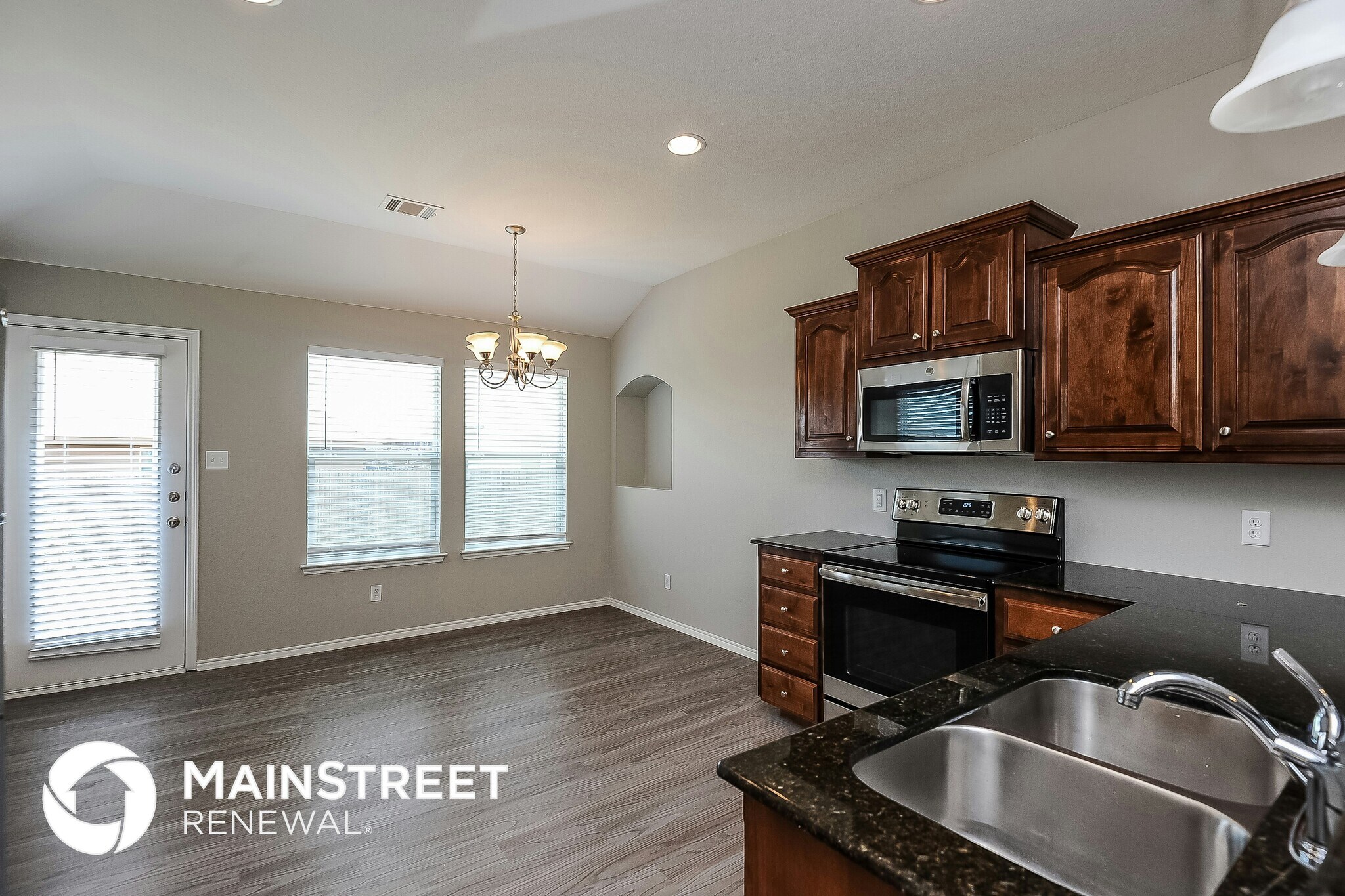 Building Photo - 421 Crescent Creek Ln