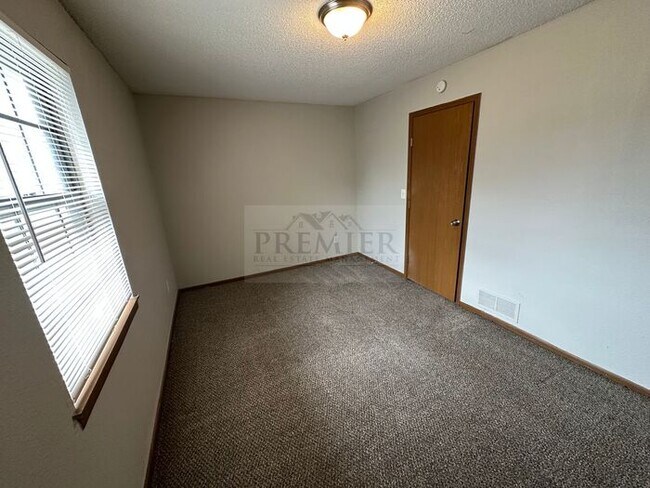 Building Photo - Spacious 2 bd/1.5 bath TH -Ready to call h...