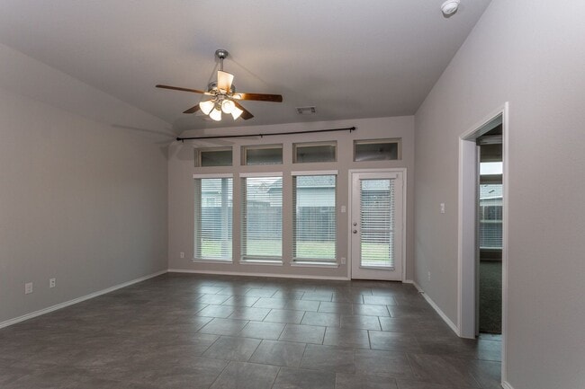 Building Photo - Comfort Meets Style – 3BR/2BA Home in Manor!