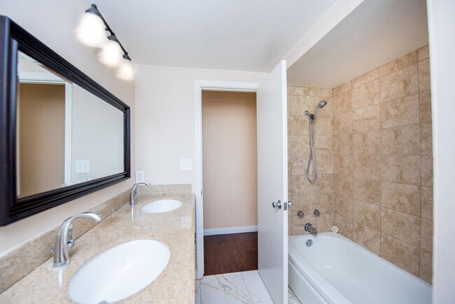 Building Photo - Single Family Stunner!