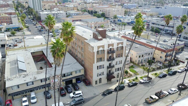 Building Photo - 738 S New Hampshire Ave