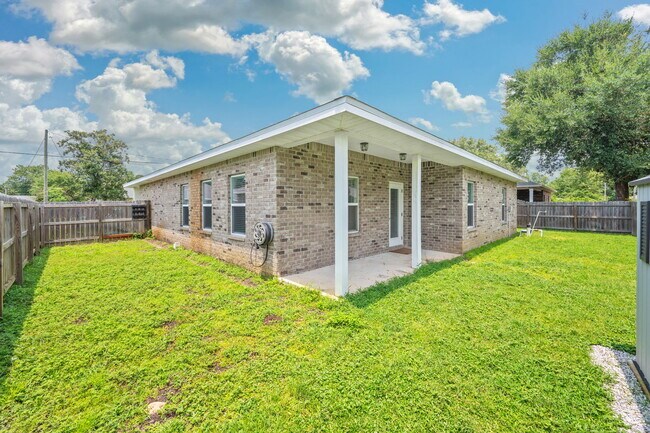 Building Photo - 473 Sara Ave