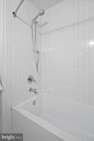 Building Photo - 909 N Irving St