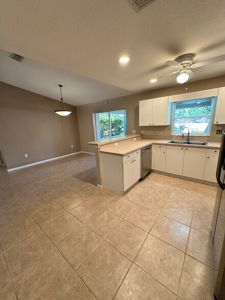 Building Photo - 4675 Breezy Pines Blvd