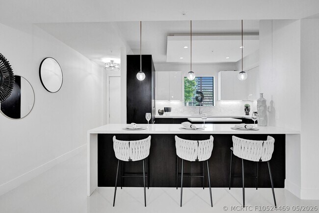 Building Photo - 3040 N Ocean Blvd