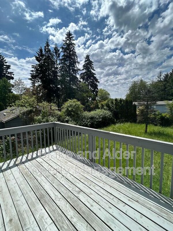 Building Photo - 5609 SE 117th Ave